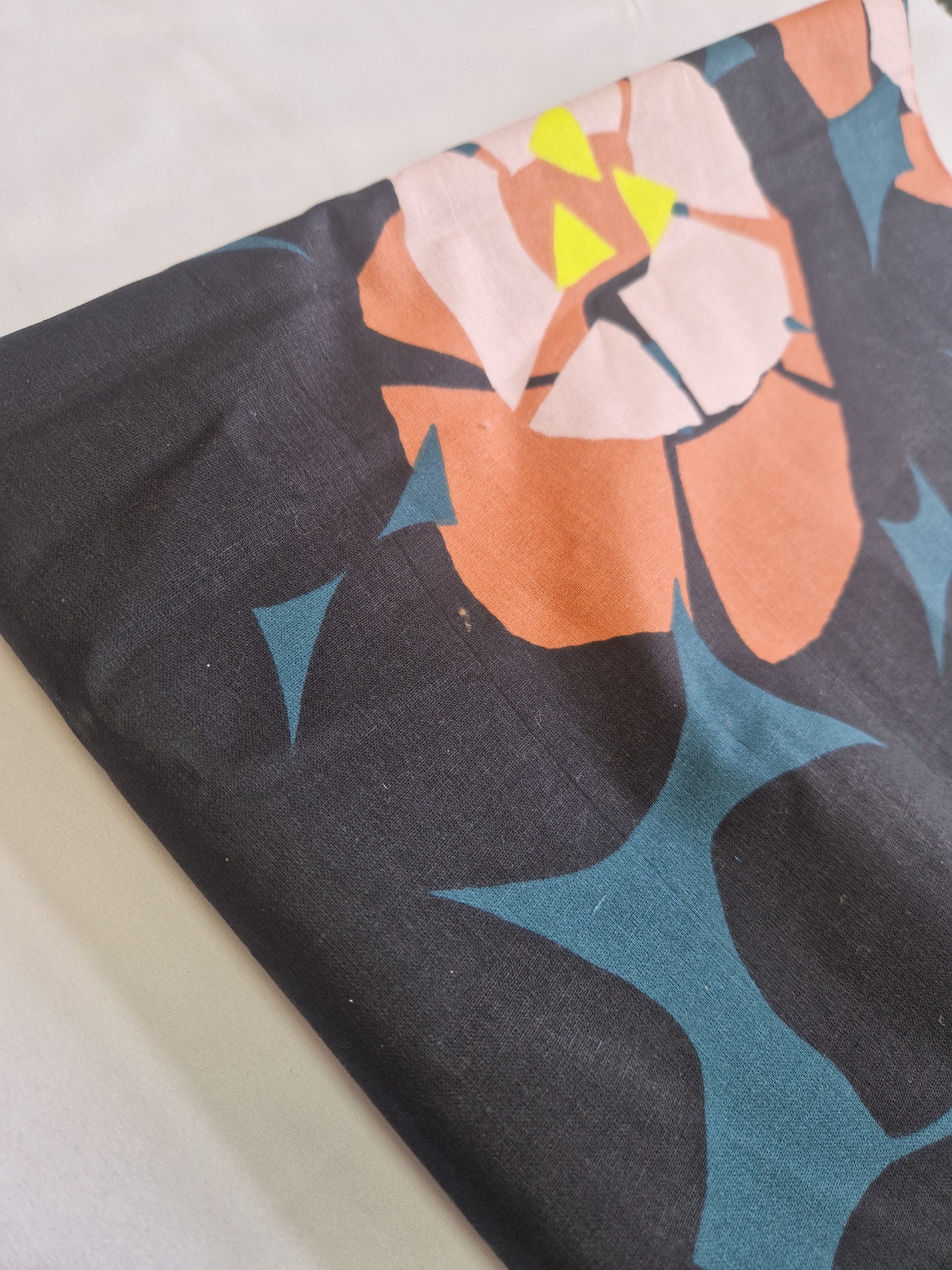 Coupon canvas grosses fleurs